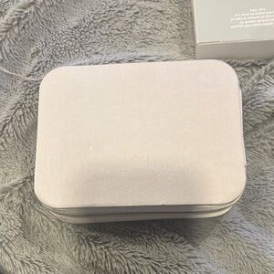 NWT Light Gray Zip Around Travel Jewelry Case